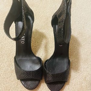 Black medium heel shoes